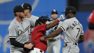 El dominicano José Ramírez, de los Guardianes de Cleveland, asesta un puñetazo a Tim Anderson, de los Medias Blancas de Chicago, en el juego del sábado 5 de agosto de 2023. (AP Foto/Sue Ogrocki)