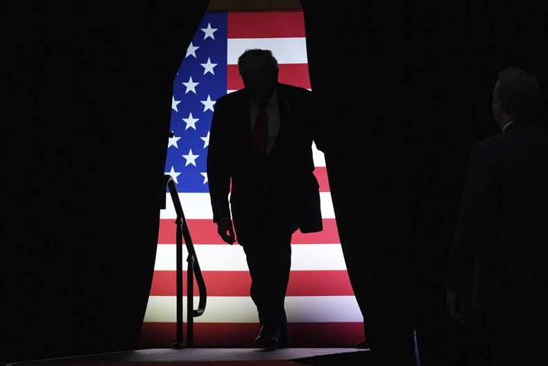 El candidato republicano a la presidencia de Estados Unidos, Donald Trump, llega a un acto de campaña en PPG Paints Arena, el lunes 4 de noviembre de 2024, en Pittsburgh, Pensilvania. (AP Foto/Evan Vucci)