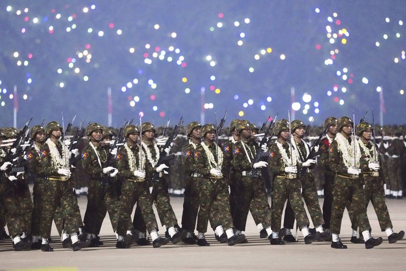 ARCHIVO – Militares marchan en un desfile para conmemorar el 80mo Día de las Fuerzas Armadas de Myanmar en Naipyidó, Myanmar, el jueves 27 de marzo de 2025. (AP Photo/Aung Shine Oo, Archivo)