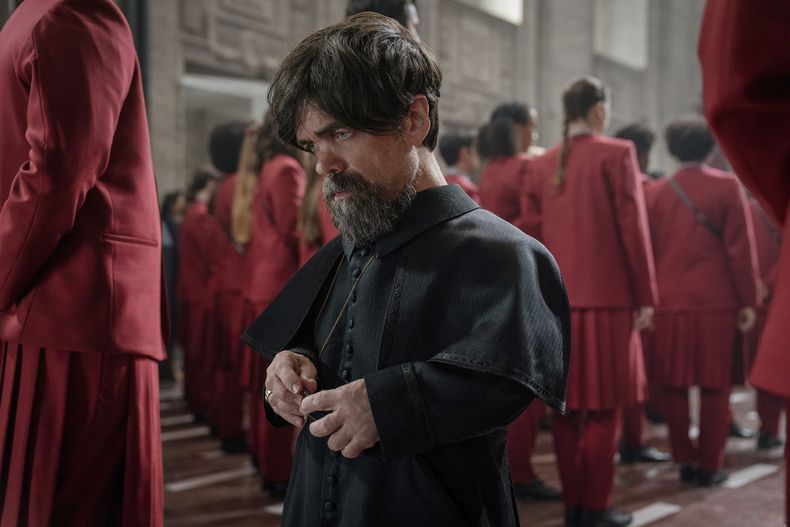 En esta imagen proporcionada por Lionsgate, Peter Dinklage en una escena de The Hunger Games: The Ballad of Songbirds and Snakes. (Lionsgate vía AP)