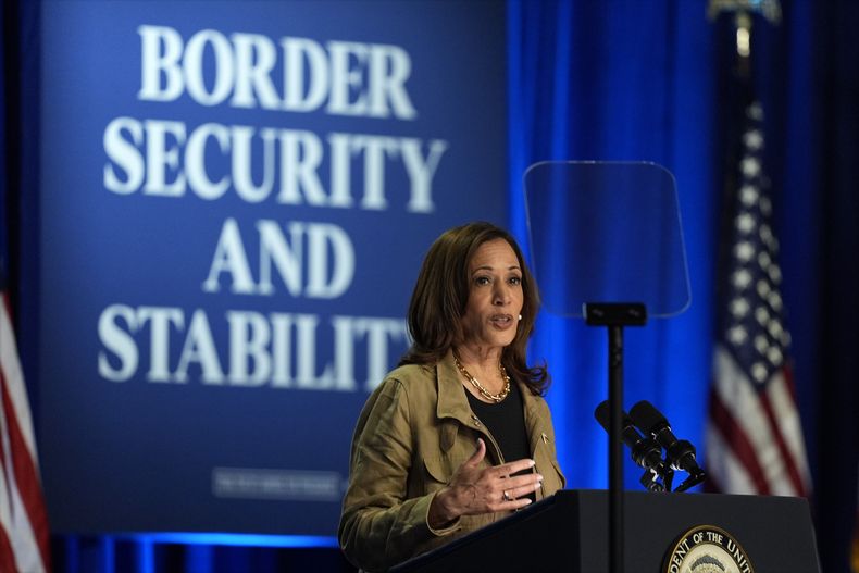 La candidata demócrata a la presidencia, la vicepresidenta Kamala Harris, habla en el Cochise College, el viernes 27 de septiembre de 2024, en Douglas, Arizona. El letrero dice: Seguridad y estabilidad en la frontera. (AP Foto/Carolyn Kaster)
