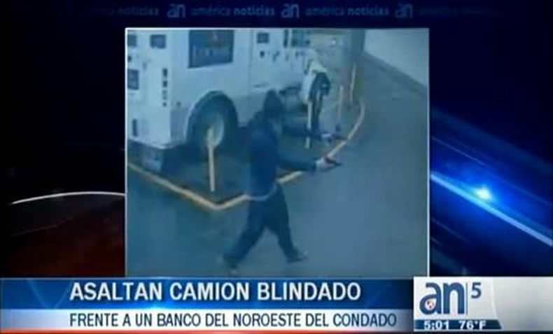 Las autoridades investigan el asalto a un camión blindado frente a un banco del noroeste del Condado durante la mañana del jueves.
