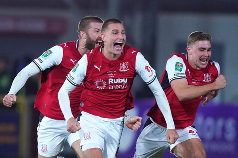 Los jugadores de Fleetwood Town celebran tras la victoria por penales ante Arsenal en la Copa de la Liga inglesa, el martes 26 de octubre de 2026. (AP Foto/Ian Hodgson)