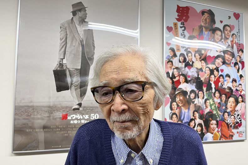 El director japonés Yoji Yamada, que tiene 90 películas en su haber, habla con The Associated Press en una oficina de Shochiku en Tokio, el miércoles 4 de octubre de 2023. Yamada escribió y dirige una obra de teatro estilo kabuki basada en un clásico del teatro kabuki japonés en el Teatro Kabukiza de Tokio hasta finales de este mes. Yamada, de 92 años, dice que todas sus obras abordan la cuestión de qué significa realmente ser humano. (Foto AP/Yuri Kageyama)