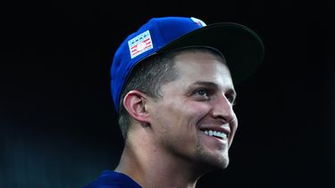 Corey Seager, de los Rangers de Texas, sonríe en el dugout durante el juego de béisbol de Grandes Ligas en contra de los Marineros de Seattle, el domingo 26 de julio de 2026, en Arlington, Texas. (AP Foto/LM Otero)