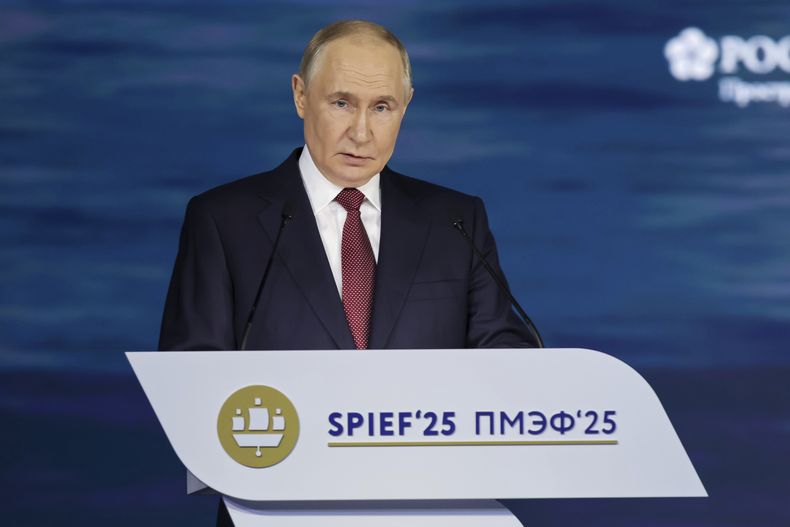 En la imagen, publicada por la Roscongress Foundation, el presidente ruso Vladímir Putin habla en una sesión plenaria del Foro Económico en San Petersburgo, Rusia, el viernes 20 de junio de 2025. (Vyacheslav Viktorov/ Roscongress Foundation vía AP)