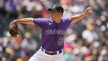 El abridor de los Rockies de Colorado Ty Blach trabaja la quinta entrada ante los Atléticos de Oakland en el encuentro en Denver el domingo 30 de julio del 2023. (AP Foto/David Zalubowski)