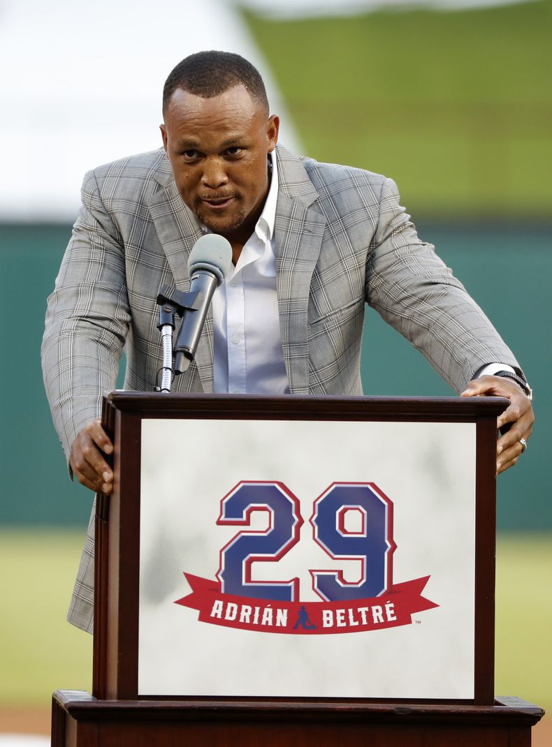 ARCHIVO - Adrián Beltré, ex jugador de los Rangers de Texas, habla durante la ceremonia de retiro de su jersey previo al segundo juego de una doble cartelera en contra de los Atléticos de Oakland, en Arlington, Texas, el sábado 8 de junio de 2019. Beltré está ente los favoritos para ingresar al Salón de la Fama del béisbol en la generación de 2024 que seá revelada el 23 de enero. (AP Foto/Tony Gutierrez, Archivo)