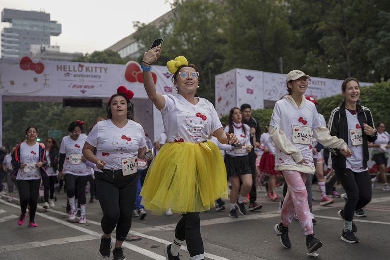 Fans del personaje japonés Hello Kitty compiten en una carrera, durante la celebración del 50 aniversario del personaje, en la Ciudad de México, el domingo 13 de octubre de 2024. (Foto AP/Aurea Del Rosario)