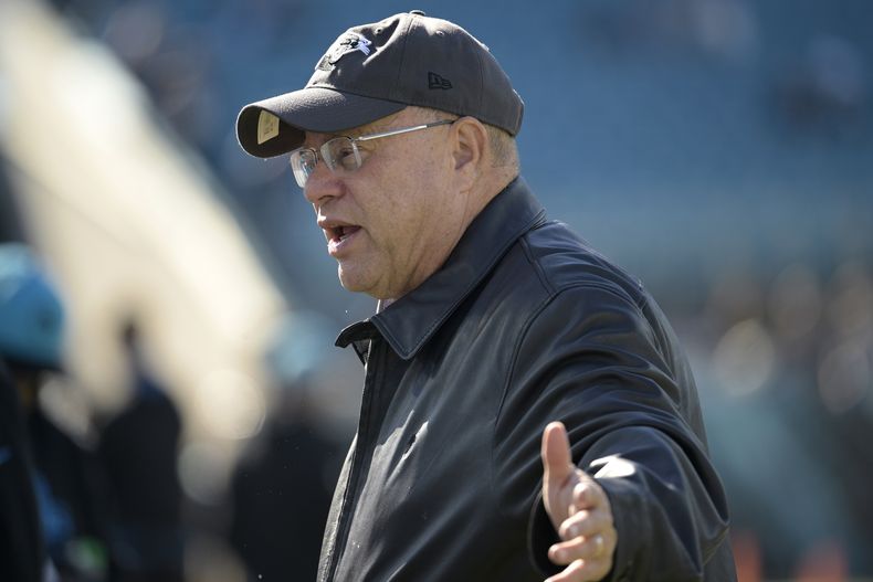David Tepper, dueño de los Panthers de Carolina, observa un calentamiento previo al partido del domingo 31 de diciembre de 2023 ante los Jaguars de Jacksonville (AP Foto/Phelan M. Ebenhack, File)