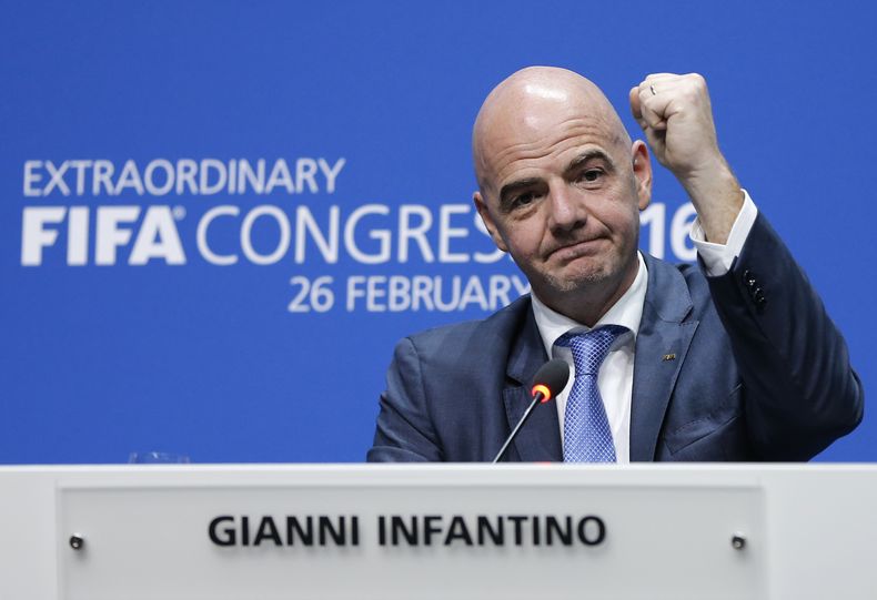 ARCHIVO - El recientemente elegido presidente de la FIFA, Gianni Infantino de Suiza levanta su mano durante una conferencia de prensa en Zúrich, Suiza, el 26 de febrero de 2016. (AP Foto/Michael Probst, Archivo)