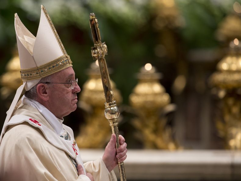 El papa Francisco sale de una ceremonia en la que orden&oacute; nuevos obispos, en la bas&iacute;lica de San Pedro, en el Vaticano, el jueves 24 de octubre de 2013. El s&aacute;bado 26 , el papa nombr&oacute; un nuevo nuncio apost&oacute;lico en Venezuela