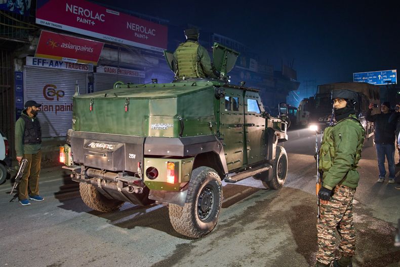 Efectivos de las fuerzas de seguridad de India, cerca de la comisaría de policía donde se registró una explosión, en Srinagar, en la Cachemira controlada por India, el 14 de noviembre de 2025. (AP Foto/Yasin Dar)