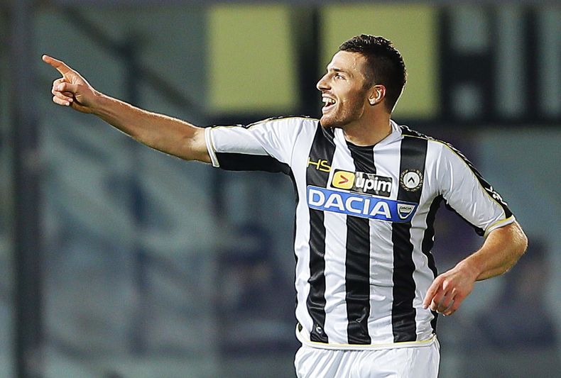 El jugador de Udinese, Thomas Heurtaux, festeja un gol contra Livorno en un partido por la Serie A el s&aacute;bado, 21 de diciembre de 2013, en Leghorn, Italia. (AP Photo/Francesco Speranza )