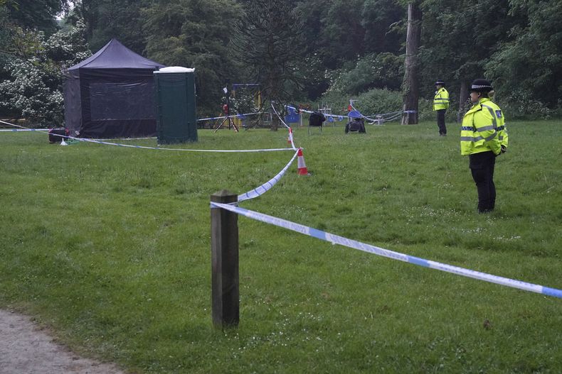 La policía acordona una zona del Grenfell Park, el martes 21 de mayo de 2024, en Londres, donde Matthew Trickett, acusado de espiar para Hong Kong, fue encontrado muerto el domingo. (Jonathan Brady/PA vía AP)