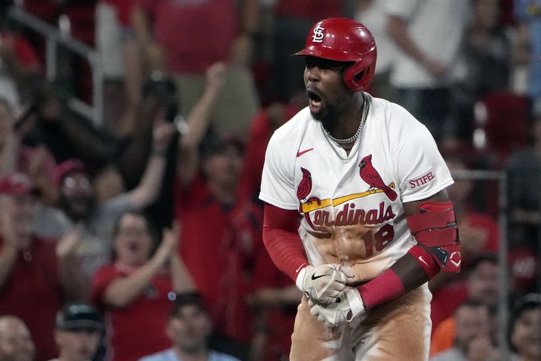 Jordan Walker de los Cardenales de San Luis celebra luego de conectar un triple productivo de tres carreras en el séptimo episodio del juego ante los Atléticos de Oakland, en San Luis. Lunes 14 de agosto de 2023. (AP Foto/Jeff Roberson)
