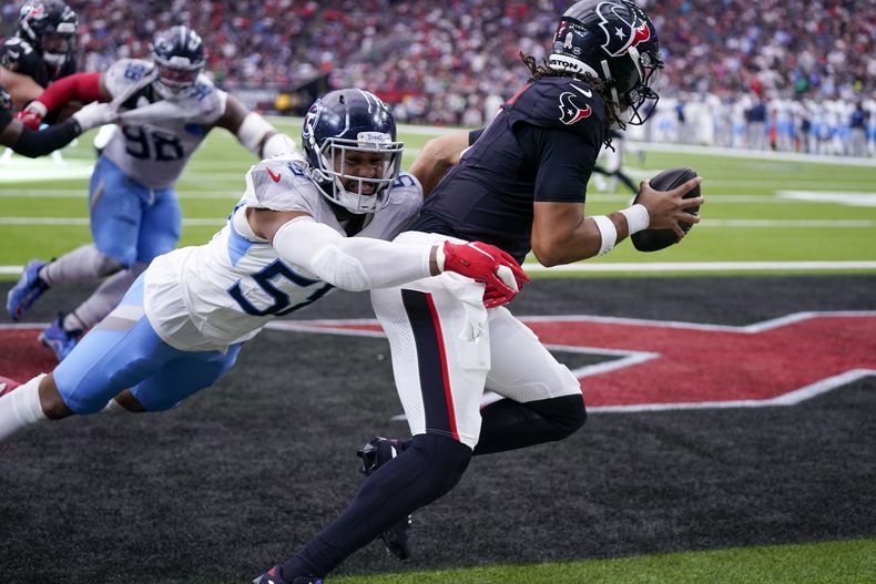 El linebacker Harold Landry III (58), de los Titans de Tennessee, captura a C.J. Stroud (7), quarterback de los Texans de Houston, en la zona de anotación para un safety durante la segunda mitad del partido de la NFL, el domingo 24 de noviembre de 2024, en Houston. (AP Foto/Eric Christian Smith)