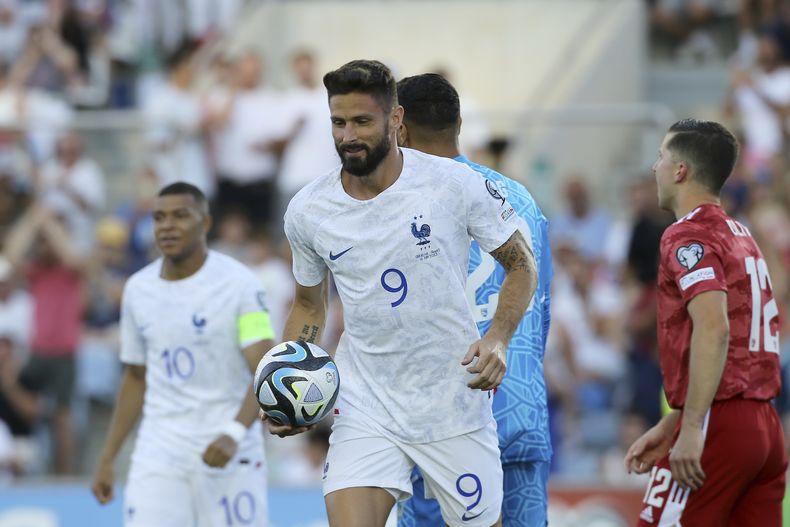 Olivier Giroud, de Francia, sonría después de anotar el primer gol durante el partido de fútbol de la eliminatoria a la Euro 2024, en el Grupo B, entre Gibraltar y Francia, en el estadio Algarve, a las afueras de Faro, Portugal, el viernes 16 de junio de 2023. (AP Foto/Joao Matos)