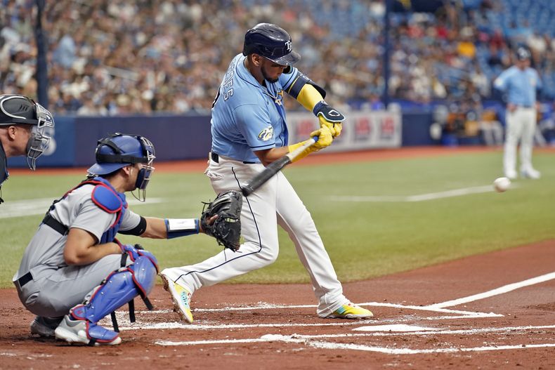 Isaac Paredes de los Rays de Tampa Bay batea un sencillo ante los Dodgers de Los Ángeles, el domingo 28 de mayo de 2023, en St. Petersburgo, Florida. (AP Foto/Chris OMeara)
