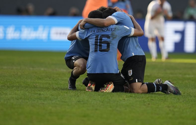 Los futbolistas de Uruguay celebran el triunfo sobre Israel en la semifinal del Mundial Sub en el estadio Diego Maradona de La Plata, Argentina, jueves 8 junio, 2023. (AP Foto/Ricardo Mazalan)