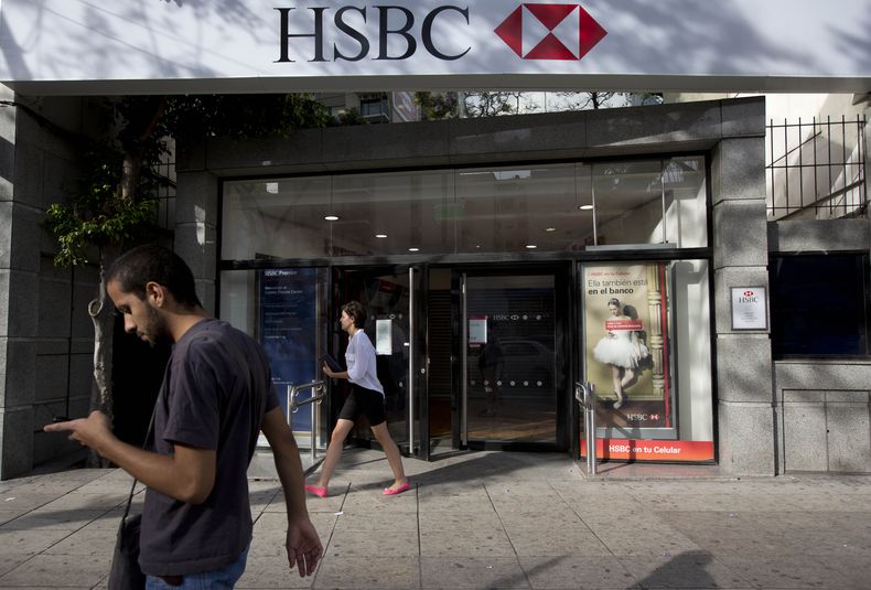 Personas caminan frente a una sucursal del banco HSBC en Buenos Aires, Argentina, el viernes 28 de noviembre de 2014. El principal operador de televisi&oacute;n por cable de Argentina, filiales de bancos extranjeros, un diputado, un ex futbolista y hasta