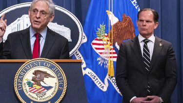 El administrador principal de la DEA Louis Milione (d) detrás del secretario de Justicia Merrick Garland en Washington el 2 de mayo de 2023.. (Foto AP /Nathan Howard)