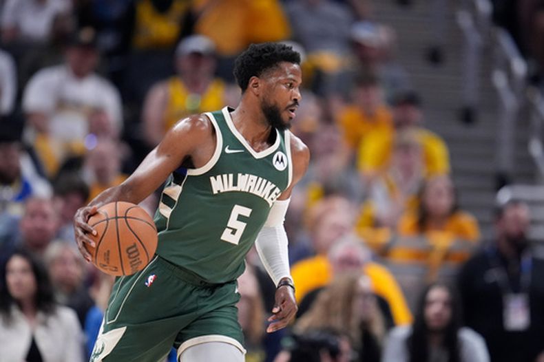 ARCHIVO - Foto del 28 de abril del 2024, Malik Beasley de los Bucks de Milwaukee maniobra el balón en el juego 4 de la serie de primera ronda ante los Pacers de Indiana. (AP Foto/Michael Conroy, file)