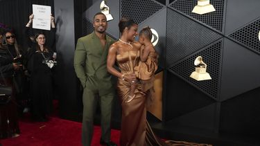 John Gaines, de izquierda a derecha, Victoria Monét, y Hazel Monét Gaines llegan a la 66a entrega anual de los Grammy el domingo 4 de febrero de 2024, en Los Ángeles. (Foto Jordan Strauss/Invision/AP)