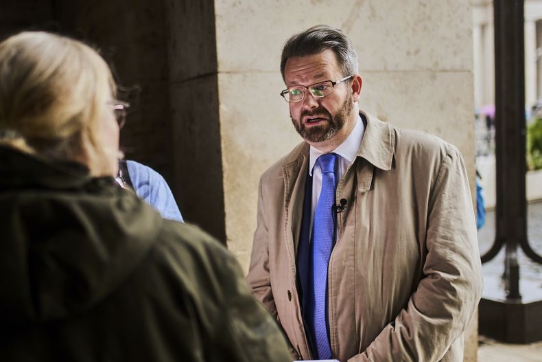 ARCHIVO - Kurt Martens, abogado canónico y profesor de la Universidad Católica de América en Washington DC, habla con The Associated Press cerca de la Plaza de San Pedro, en Roma, el 12 de marzo de 2025. (AP Foto/Francisco Seco, archivo)