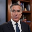 El senador republicano Mitt Romney anuncia que no buscará reelegirse en 2024 durante una sesión con reporteros el miércoles 13 de septiembre de 2023, en su oficina del Capitolio federal, en Washington. (AP Foto/J. Scott Applewhite)