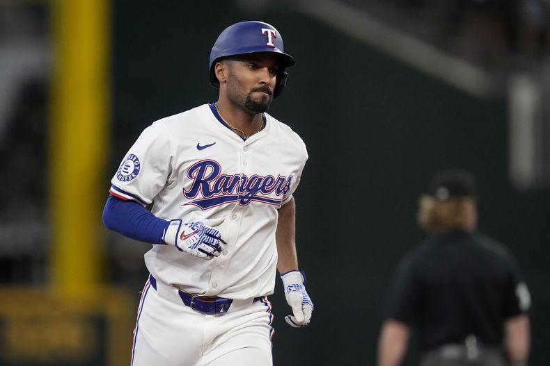 Marcus Semien, de los Rangers de Texas, recorre las bases luego de conectar un jonrón de dos carreras ante los Rays de Tampa B ay, el sábado 6 de julio de 2024 (AP foto/Tony Gutiérrez)