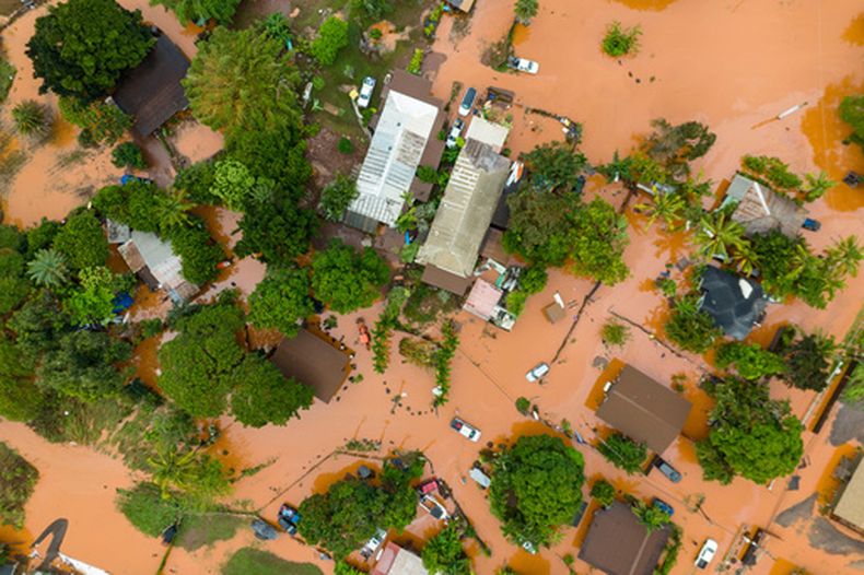 Vista aérea de casas rodeadas por inundaciones el viernes 20 de marzo de 2026, en Waialua, Hawai. (AP Foto/Mengshin Lin)