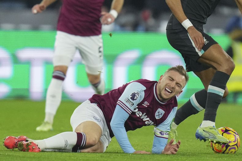 ARCHIVO - Jarrod Bowen, del West Ham, cae al suelo durante el partido de fútbol de la Liga Premier inglesa entre el West Ham United y el Liverpool en el London Stadium de Londres, el domingo 29 de diciembre de 2024. (AP Foto/Kirsty Wigglesworth, Archivo)