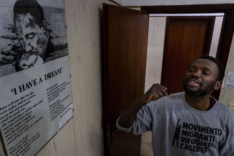 Mamadou Kouassi, un migrante que hizo el viaje desde su Costa de Marfil natal a Italia en 2006, lee un pasaje del discurso I Have a Dream de Martin Luther King Jr. en Castel Volturno, en el sur de Italia, donde dedica su vida a trabajar con inmigrantes, el jueves 1 de febrero de 2024. La odisea de Kouassi a través África inspiró la película Io Capitano (Yo capitán) del director italiano Matteo Garrone y se encuentra entre los nominados a la 96ª edición de los Oscar de 2024 en la categoría de largometraje internacional. (Foto AP/Domenico Stinellis)