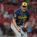 Trevor Megill, lanzador de los Cerveceros de Milwaukee, celebra después de ponchar a Bryan Torres, de los Cardenales de San Luis, el lunes 6 de julio de 2026, en San Luis. (AP Foto/Jeff Roberson)
