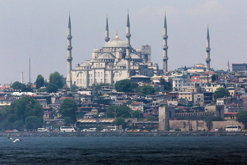 Vista de la Mezquita Sultan Ahmed, más conocida como la Mezquita Azul, en Estambul, Turquía, el 25 de mayo de 2015. (Foto AP/Lefteris Pitarakis, Archivo)
