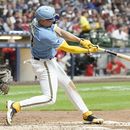 Willy Adames de los Cerveceros de Milwaukee pegó un jonrón de dos carreras en la quinta entrada del encuentro ante los Rojos de Cincinnati el viernes 7 de julio del 2023. (AP Foto/Morry Gash)
