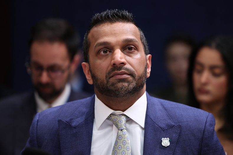 El director del FBI, Kash Patel, escucha durante una audiencia de la Comisión Selecta Permanente de Inteligencia de la Cámara de Representantes para examinar las amenazas mundiales, el jueves 19 de marzo de 2026, en el Capitolio en Washington. (Foto AP/Tom Brenner)