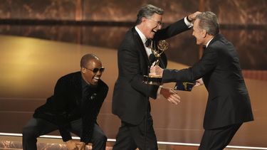 Bryan Cranston, a la derecha, entrega el premio a la mejor serie de entrevistas a Stephen Colbert, a la izquierda, por The Late Show with Stephen Colbert durante la 77.ª edición de los Premios Emmy el domingo 14 de septiembre de 2025, en el Teatro Peacock de Los Ángeles. (Foto AP/Chris Pizzello)