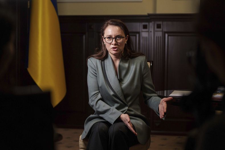 Yuliia Svyrydenko, ministra de Economía de Ucrania, durante una entrevista con The Associated Press en Kiev, Ucrania, el 16 de enero de 2024. (AP Foto/Evgeniy Maloletka, archivo)