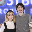 McKenna Grace, izquierda, y Finn Wolfhard posan en la sesión fotográfica de la película Ghostbusters: Frozen el jueves 21 de marzo de 2024 en Londres. (Foto Vianney Le Caer/Invision/AP)