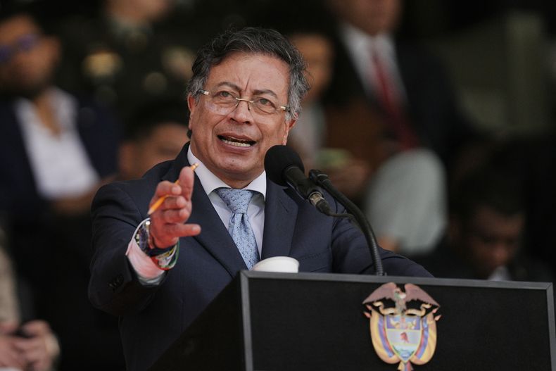 El presidente colombiano Gustavo Petro habla durante la ceremonia de investidura del general William Rincón como nuevo director de la Policía Nacional, el viernes 24 de octubre de 2025, en Bogotá, Colombia. (AP Foto/Iván Valencia)