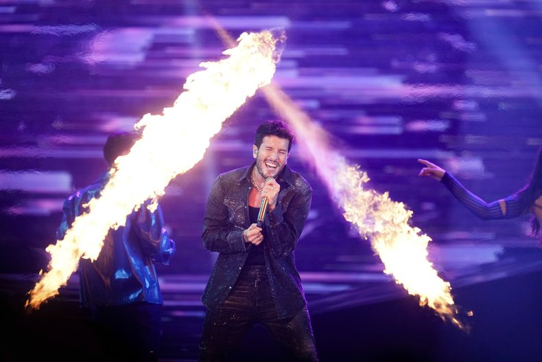 Sebastián Yatra durante su presentación en la 24a entrega anual del Latin Grammy en Sevilla, España, el jueves 16 de noviembre de 2023. (Foto José Breton/Invision/AP)