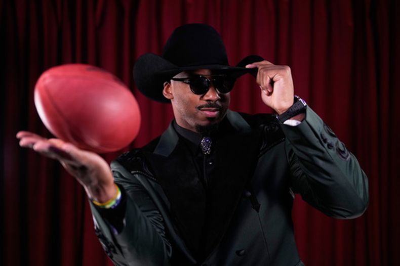 Myles Garrett, de los Browns de Cleveland, posa tras ganar el premio de la AP al Jugador Defensivo del Año, el jueves 5 de febrero de 2026 en San Francisco (AP Foto/Matt York)