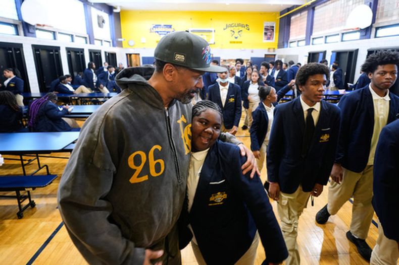 El exjugador de la NBA Jalen Rose abraza a un estudiante de la Jalen Rose Leadership Academy, el lunes 26 de abril del 2026 en Detroit. (AP Foto/Paul Sancya)