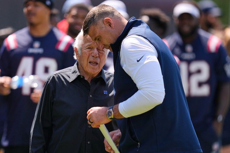 El dueño de los Patriots de Nueva Inglaterra Robert Kraft habla con el entrenador en jefe Mike Vrabel durante el día de la comunidad el miércoles 20 de mayo del 2026. (AP Foto/Charles Krupa)