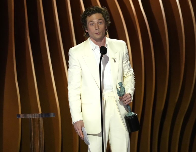Jeremy Allen White recibe el premio a mejor actor en una serie de comedia por The Bear en la 30a entrega anual de los Premios SAG del Sindicato de Actores de la Pantalla el sábado 24 de febrero de 2024 en el Shrine Auditorium en Los Ángeles. (Foto AP/Chris Pizzello)