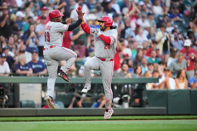 El venezolano Eugenio Suárez, de los Rojos de Cincinnati, festeja su jonrón con el coach de la antesala Willie Harris, en el juego del martes 21 de julio de 2026 ante los Marineros de Seattle (AP foto/Lindsey Wasson)