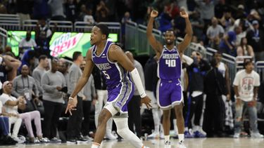 Fox anota 37; Kings superan a Magic