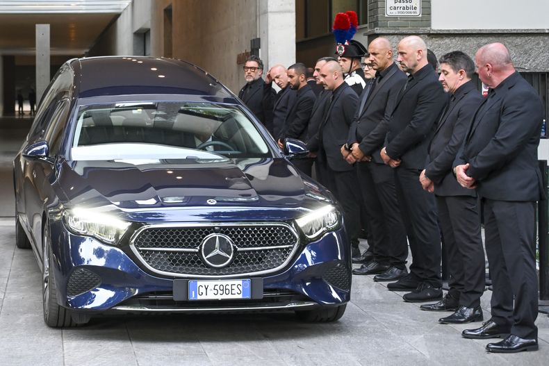 El personal de Giorgio Armani Spa se reúne afuera del Armani/Teatro en Milán, en el norte de Italia, mientras el coche fúnebre con el ataúd del diseñador Giorgio Armani, quien murió el jueves a los 91 años, parte el domingo 7 de septiembre de 2025. (Foto AP/Nicola Marfisi)